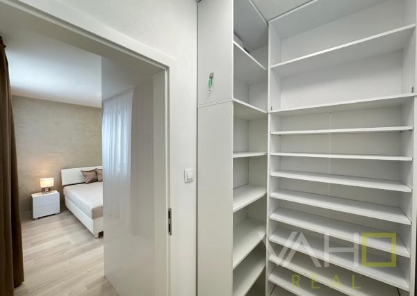 VAHOreal* PRENAJATÉ !* ŠTÝLOVÉ BÝVANIE LEN NA SKOK OD TRNAVY – 2-IZBOVÝ BYT S TERASOU A PARKOVANÍM V BIELOM KOSTOLE!