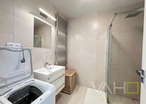 VAHOreal* PRENAJATÉ !* ŠTÝLOVÉ BÝVANIE LEN NA SKOK OD TRNAVY – 2-IZBOVÝ BYT S TERASOU A PARKOVANÍM V BIELOM KOSTOLE!