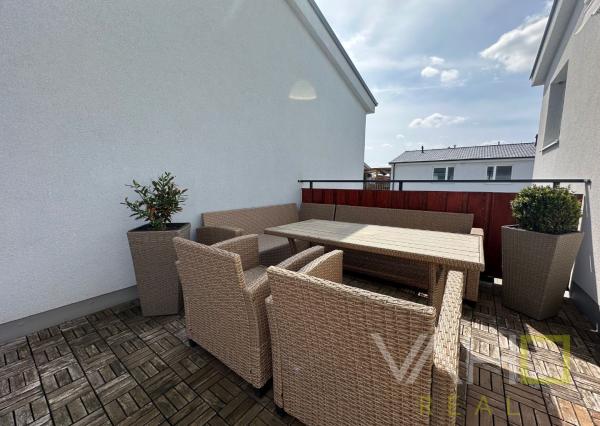 VAHOreal* PRENAJATÉ !* ŠTÝLOVÉ BÝVANIE LEN NA SKOK OD TRNAVY – 2-IZBOVÝ BYT S TERASOU A PARKOVANÍM V BIELOM KOSTOLE!