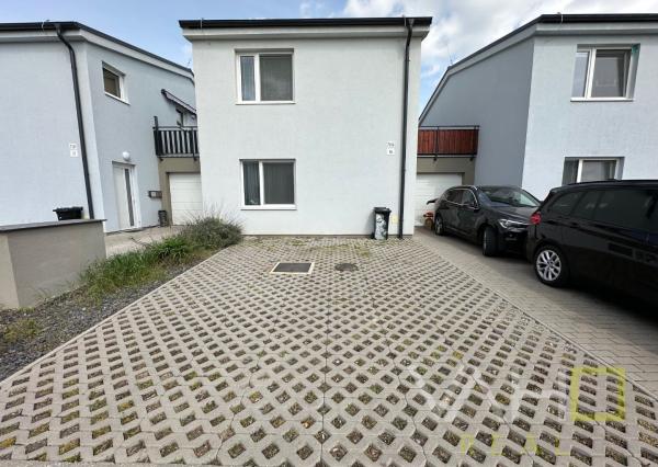 VAHOreal* PRENAJATÉ !* ŠTÝLOVÉ BÝVANIE LEN NA SKOK OD TRNAVY – 2-IZBOVÝ BYT S TERASOU A PARKOVANÍM V BIELOM KOSTOLE!