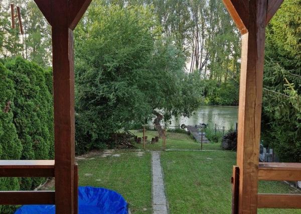 VAHOreal*Unikátna ponuka: Celoročne obývateľná chata pri vode s vlastným mólom ,, znížená cena ,,