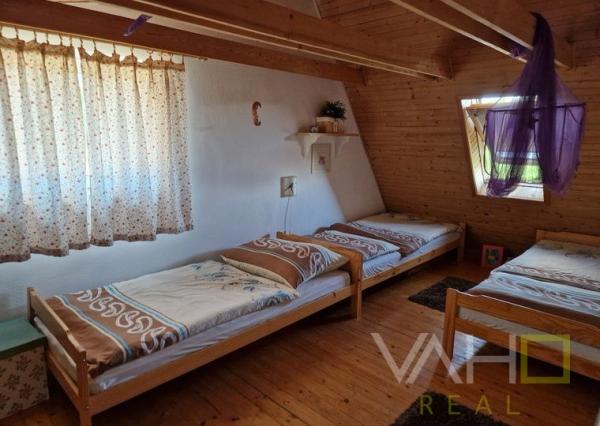 VAHOreal*Unikátna ponuka: Celoročne obývateľná chata pri vode s vlastným mólom ,, znížená cena ,,