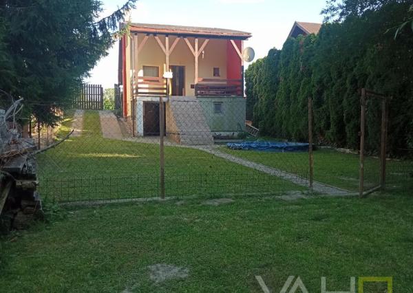 VAHOreal*Unikátna ponuka: Celoročne obývateľná chata pri vode s vlastným mólom ,, znížená cena ,,