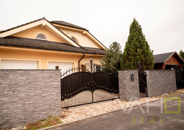 Vila s vnútorným bazénom, saunou a výnimočným priestorom v Miloslavove – bývanie s potenciálom a dušou