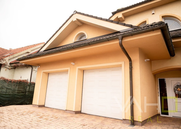 Vila s vnútorným bazénom, saunou a výnimočným priestorom v Miloslavove – bývanie s potenciálom a dušou