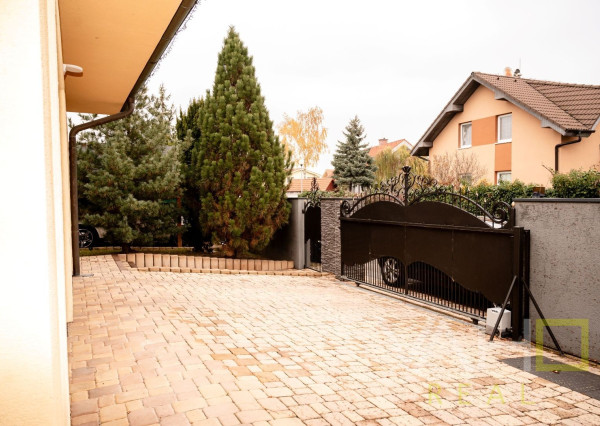 Vila s vnútorným bazénom, saunou a výnimočným priestorom v Miloslavove – bývanie s potenciálom a dušou