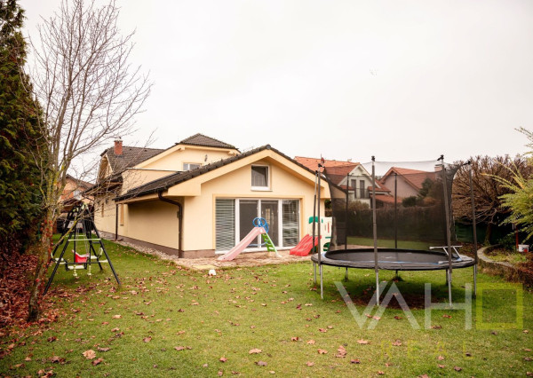 Vila s vnútorným bazénom, saunou a výnimočným priestorom v Miloslavove – bývanie s potenciálom a dušou