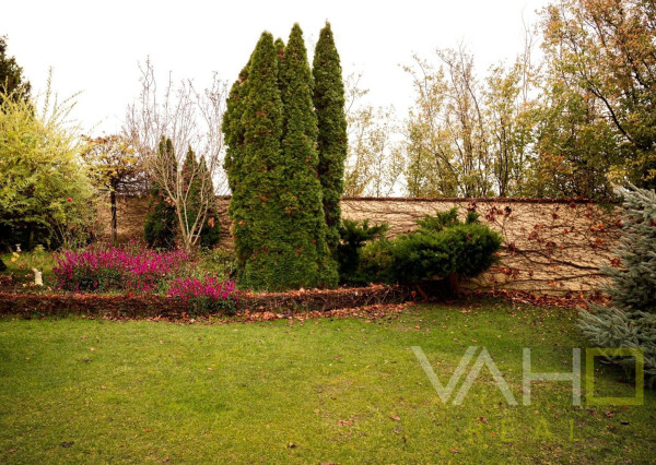 Vila s vnútorným bazénom, saunou a výnimočným priestorom v Miloslavove – bývanie s potenciálom a dušou