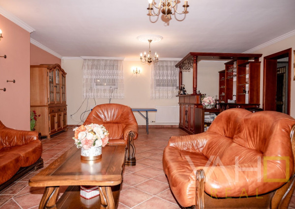 Vila s vnútorným bazénom, saunou a výnimočným priestorom v Miloslavove – bývanie s potenciálom a dušou