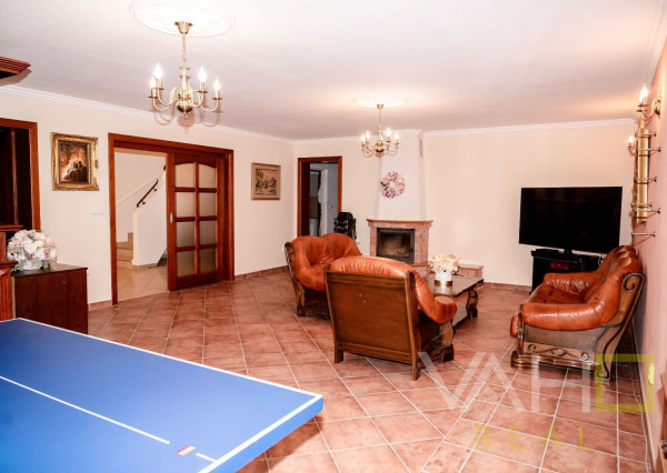 Vila s vnútorným bazénom, saunou a výnimočným priestorom v Miloslavove – bývanie s potenciálom a dušou