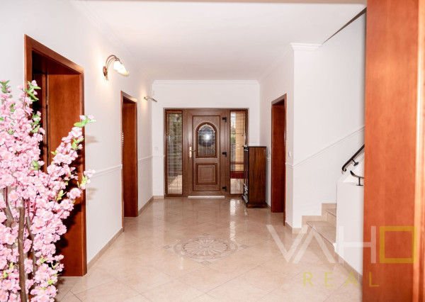 Vila s vnútorným bazénom, saunou a výnimočným priestorom v Miloslavove – bývanie s potenciálom a dušou