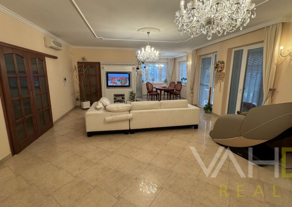 Vila s vnútorným bazénom, saunou a výnimočným priestorom v Miloslavove – bývanie s potenciálom a dušou