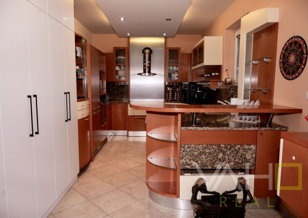 Vila s vnútorným bazénom, saunou a výnimočným priestorom v Miloslavove – bývanie s potenciálom a dušou