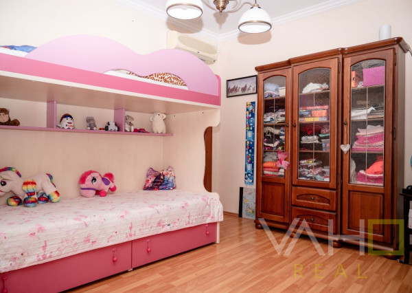 Vila s vnútorným bazénom, saunou a výnimočným priestorom v Miloslavove – bývanie s potenciálom a dušou