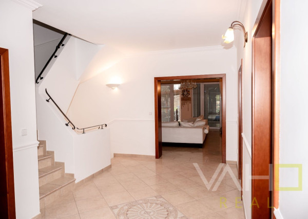 Vila s vnútorným bazénom, saunou a výnimočným priestorom v Miloslavove – bývanie s potenciálom a dušou