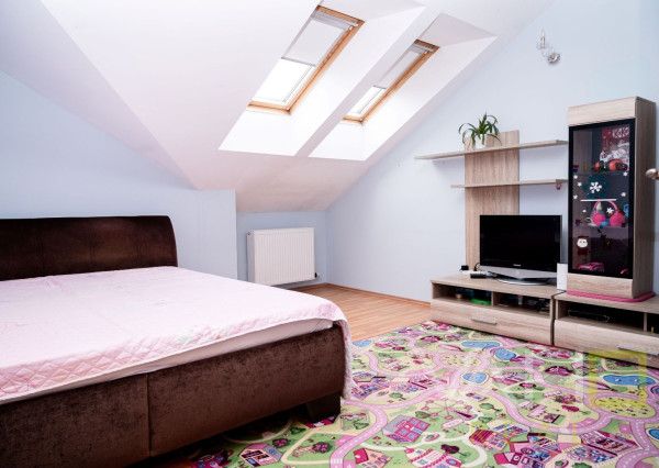 Vila s vnútorným bazénom, saunou a výnimočným priestorom v Miloslavove – bývanie s potenciálom a dušou