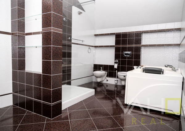 Vila s vnútorným bazénom, saunou a výnimočným priestorom v Miloslavove – bývanie s potenciálom a dušou