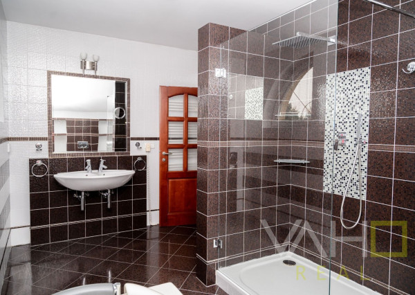 Vila s vnútorným bazénom, saunou a výnimočným priestorom v Miloslavove – bývanie s potenciálom a dušou