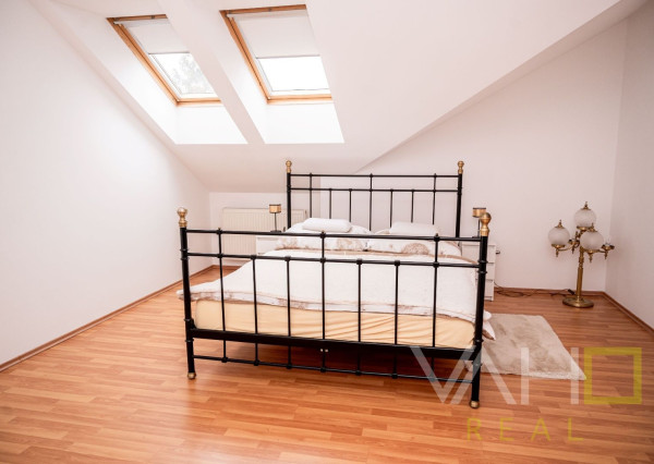 Vila s vnútorným bazénom, saunou a výnimočným priestorom v Miloslavove – bývanie s potenciálom a dušou