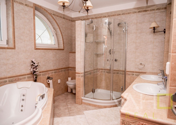 Vila s vnútorným bazénom, saunou a výnimočným priestorom v Miloslavove – bývanie s potenciálom a dušou