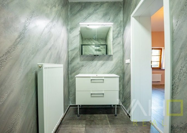 NA PRENÁJOM 2 - izbový kancelársky priestor na Trojičnom námestí !