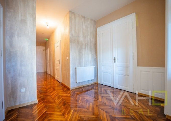 NA PRENÁJOM 2 - izbový kancelársky priestor na Trojičnom námestí !