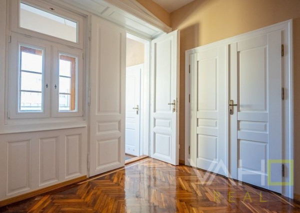 NA PRENÁJOM 2 - izbový kancelársky priestor na Trojičnom námestí !