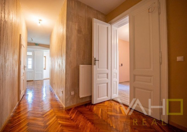 NA PRENÁJOM 2 - izbový kancelársky priestor na Trojičnom námestí !