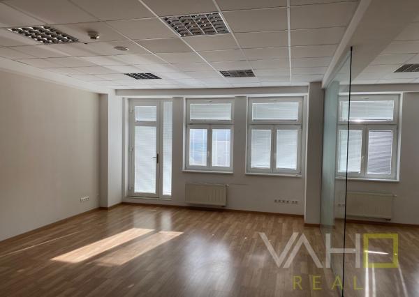 KANCELÁRSKE PRIESTORI PRIAMO V CENTRE, výmera 188,87 m2,Hviezdoslavova, Trnava