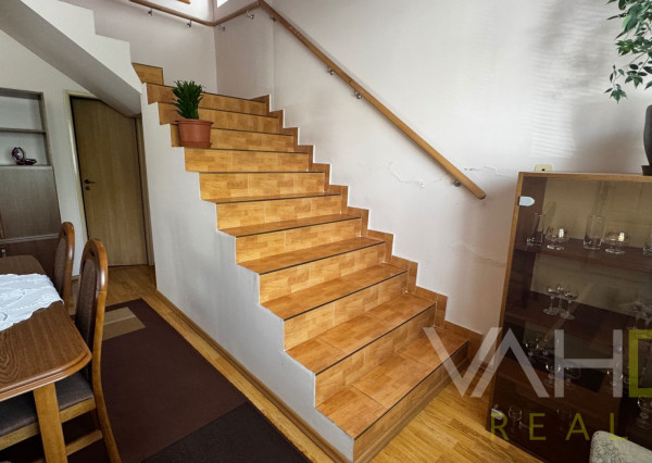 ZĽAVA 20 000 €! Dvojgeneračný rodinný dom v centre Majcichova – bývanie aj investičná príležitosť