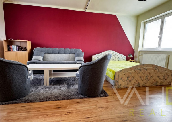 ZĽAVA 20 000 €! Dvojgeneračný rodinný dom v centre Majcichova – bývanie aj investičná príležitosť