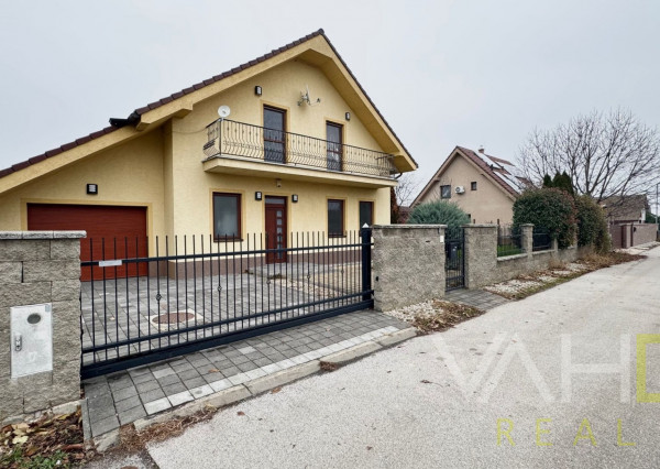 Na predaj priestranný 5-izbový rodinný dom s altánkom a krásnou záhradou v obci Čataj