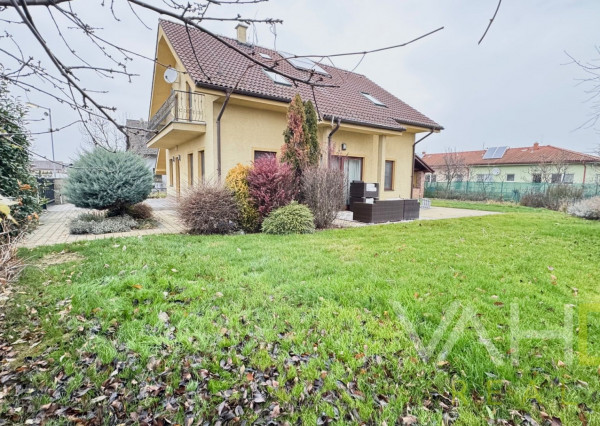 Na predaj priestranný 5-izbový rodinný dom s altánkom a krásnou záhradou v obci Čataj