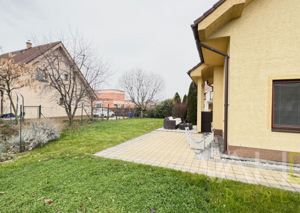 Na predaj priestranný 5-izbový rodinný dom s altánkom a krásnou záhradou v obci Čataj