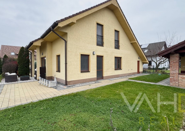 Na predaj priestranný 5-izbový rodinný dom s altánkom a krásnou záhradou v obci Čataj