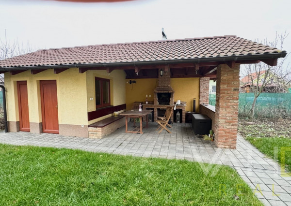 Na predaj priestranný 5-izbový rodinný dom s altánkom a krásnou záhradou v obci Čataj