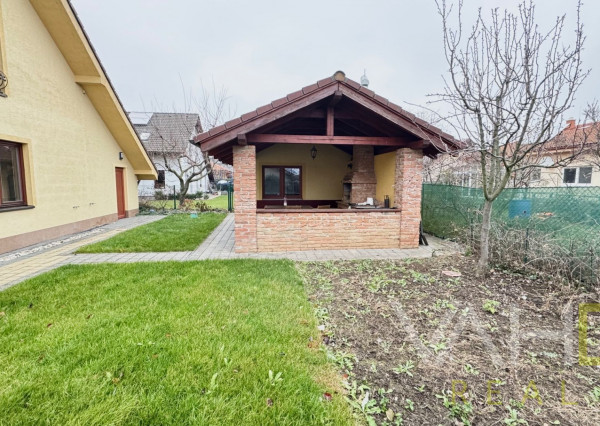 Na predaj priestranný 5-izbový rodinný dom s altánkom a krásnou záhradou v obci Čataj