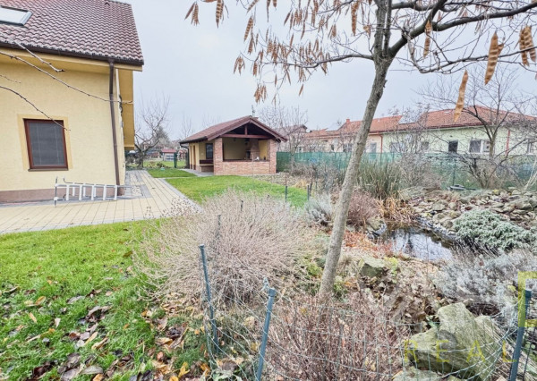 Na predaj priestranný 5-izbový rodinný dom s altánkom a krásnou záhradou v obci Čataj