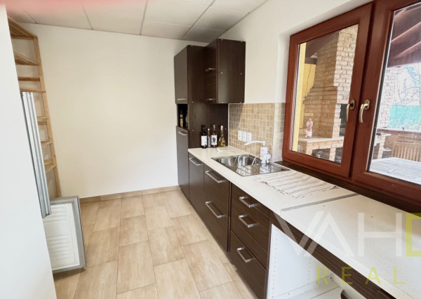 Na predaj priestranný 5-izbový rodinný dom s altánkom a krásnou záhradou v obci Čataj