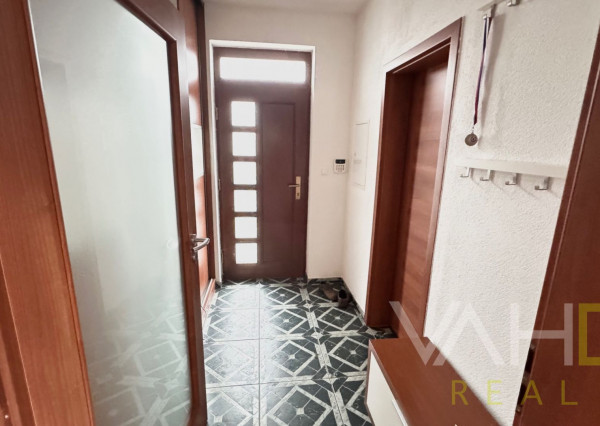 Na predaj priestranný 5-izbový rodinný dom s altánkom a krásnou záhradou v obci Čataj