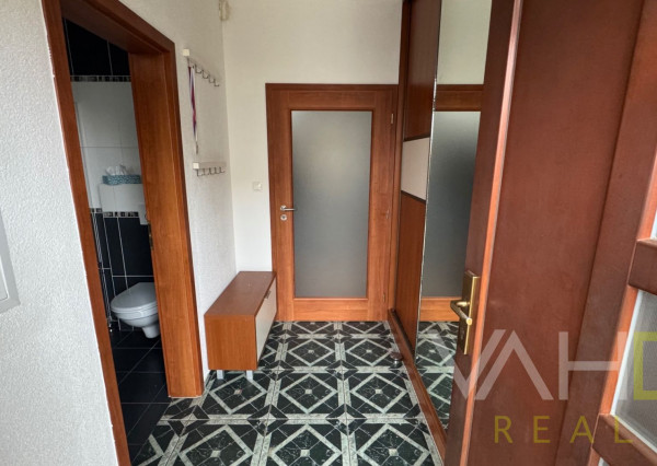 Na predaj priestranný 5-izbový rodinný dom s altánkom a krásnou záhradou v obci Čataj