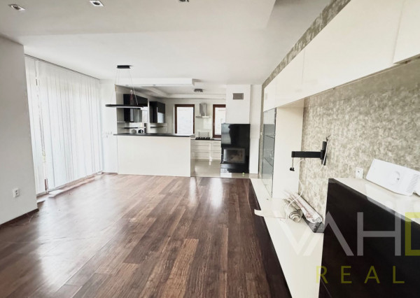 Na predaj priestranný 5-izbový rodinný dom s altánkom a krásnou záhradou v obci Čataj