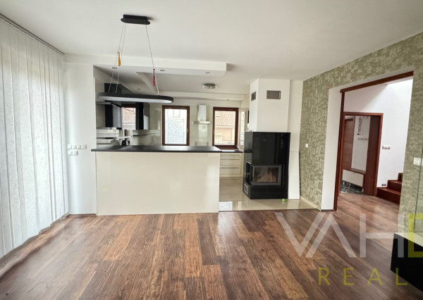 Na predaj priestranný 5-izbový rodinný dom s altánkom a krásnou záhradou v obci Čataj