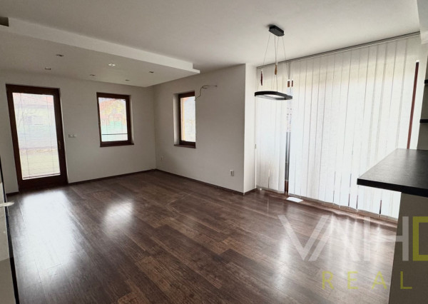 Na predaj priestranný 5-izbový rodinný dom s altánkom a krásnou záhradou v obci Čataj