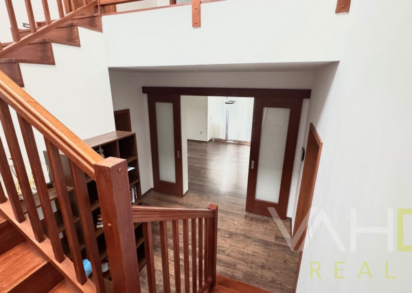 Na predaj priestranný 5-izbový rodinný dom s altánkom a krásnou záhradou v obci Čataj