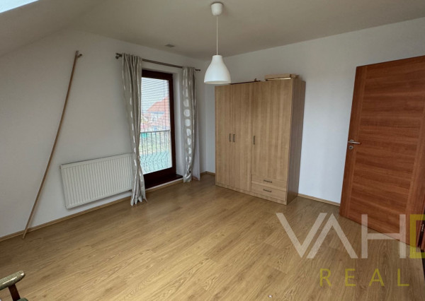 Na predaj priestranný 5-izbový rodinný dom s altánkom a krásnou záhradou v obci Čataj