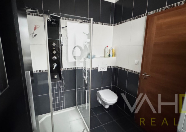 Na predaj priestranný 5-izbový rodinný dom s altánkom a krásnou záhradou v obci Čataj