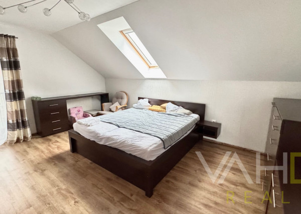 Na predaj priestranný 5-izbový rodinný dom s altánkom a krásnou záhradou v obci Čataj