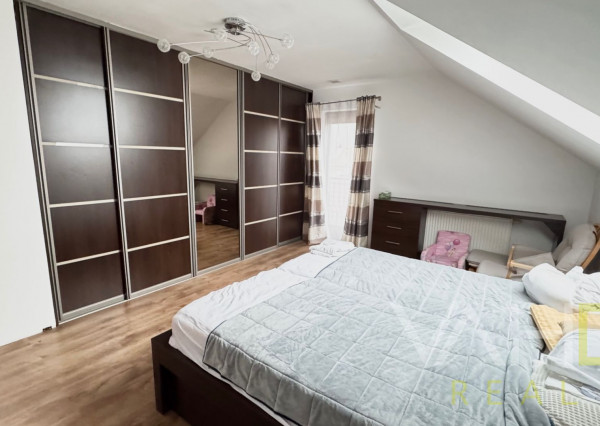 Na predaj priestranný 5-izbový rodinný dom s altánkom a krásnou záhradou v obci Čataj