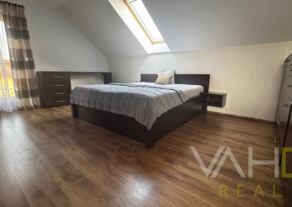 Na predaj priestranný 5-izbový rodinný dom s altánkom a krásnou záhradou v obci Čataj